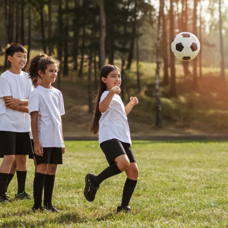Ragazzi in campo al tramonto