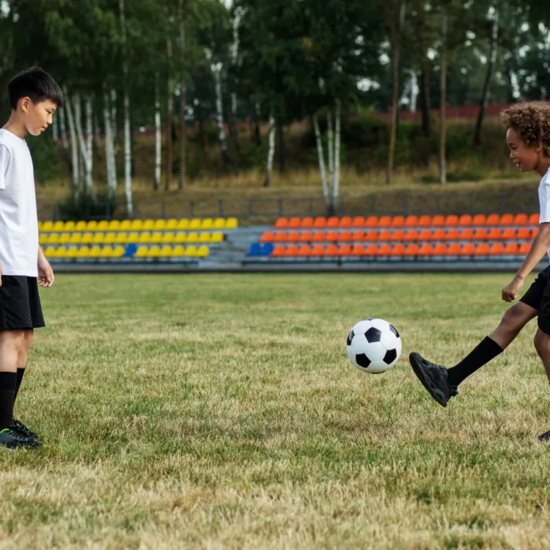 Due ragazzi si passano il pallone