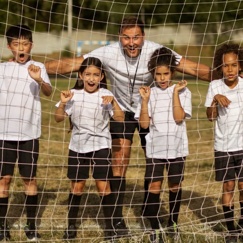 La squadra e il mister sotto la porta